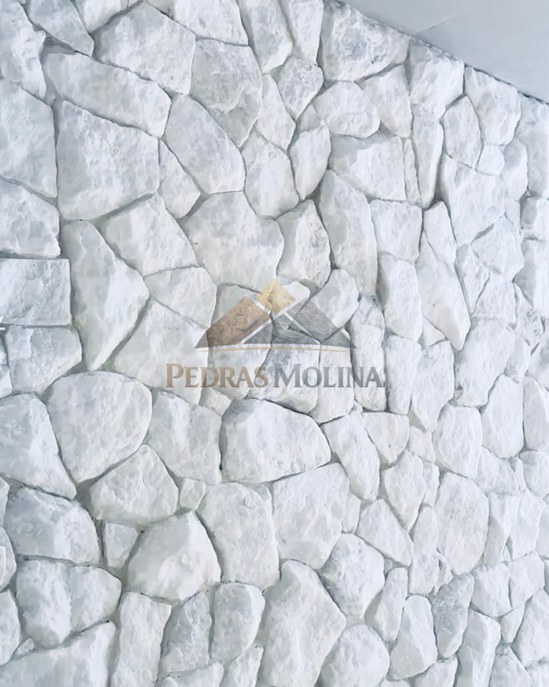 Detalhe de revestimento em pedra moledo branco