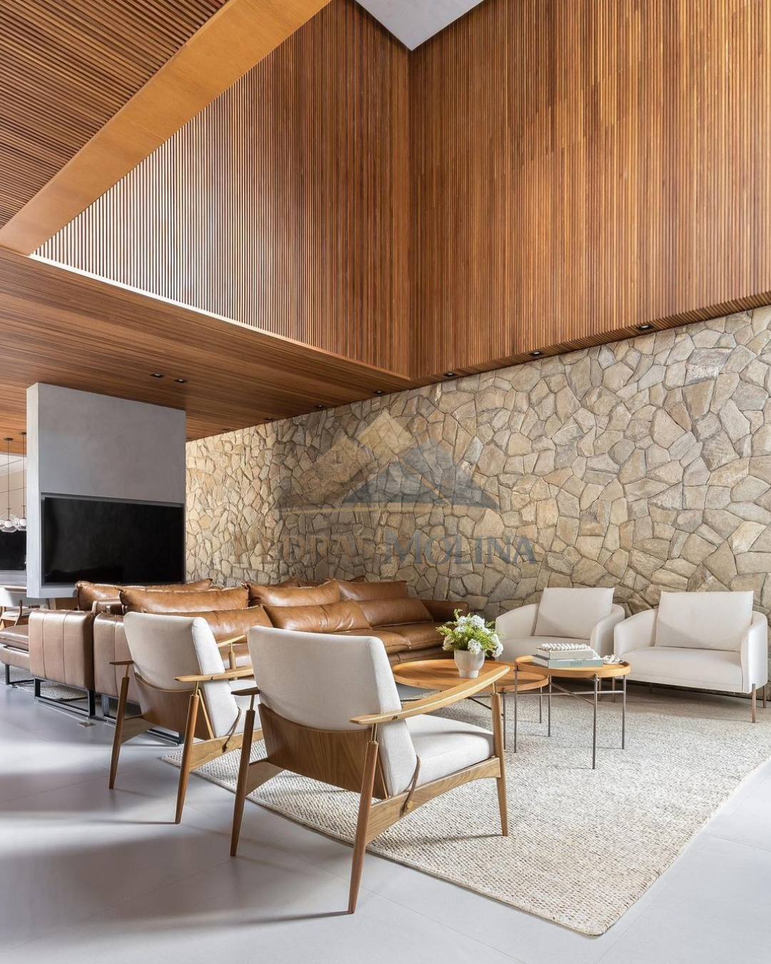 Sala de estar de alto padrão revestida com pedra natural Pedras Molina